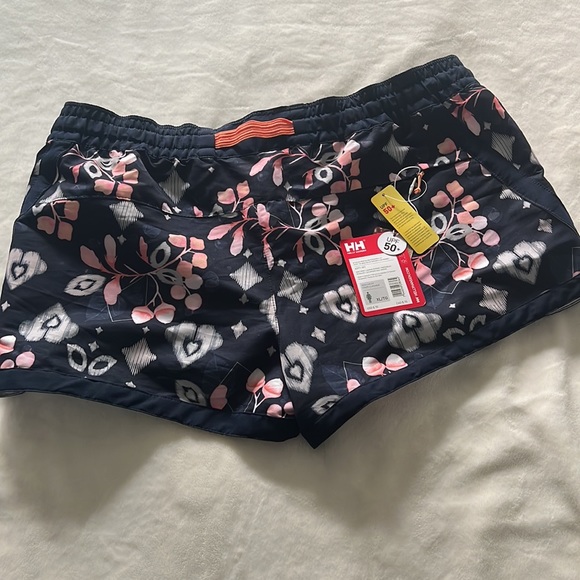 Shorts - Picture 3 of 4